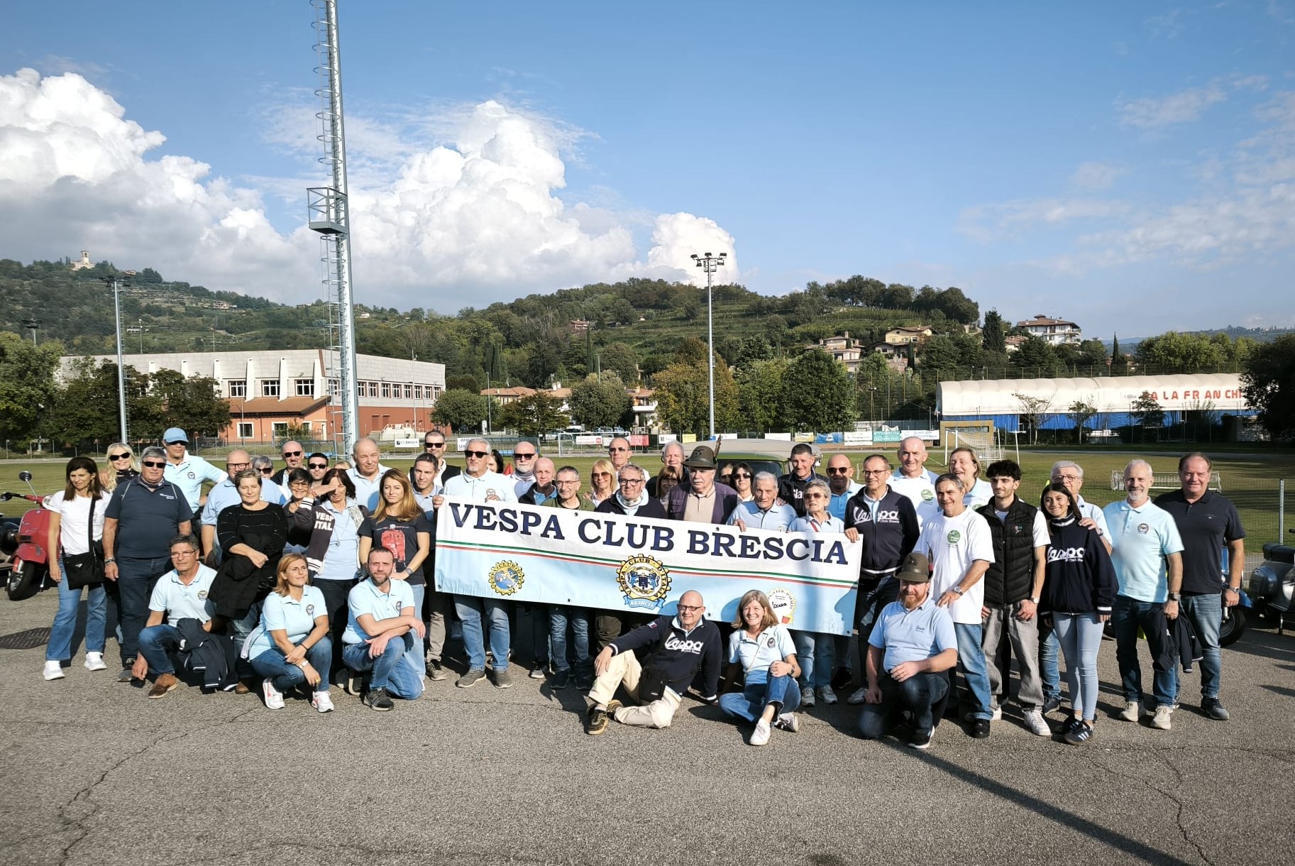 Foto di gruppo del Vespa Club Brescia allo Spiedo Solidale